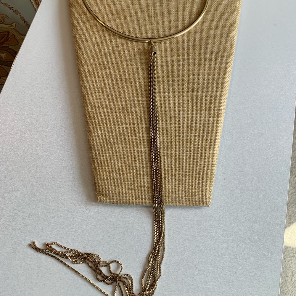 Super long tassel choker. Real Housewives vibe. Gold tone. Good condition.